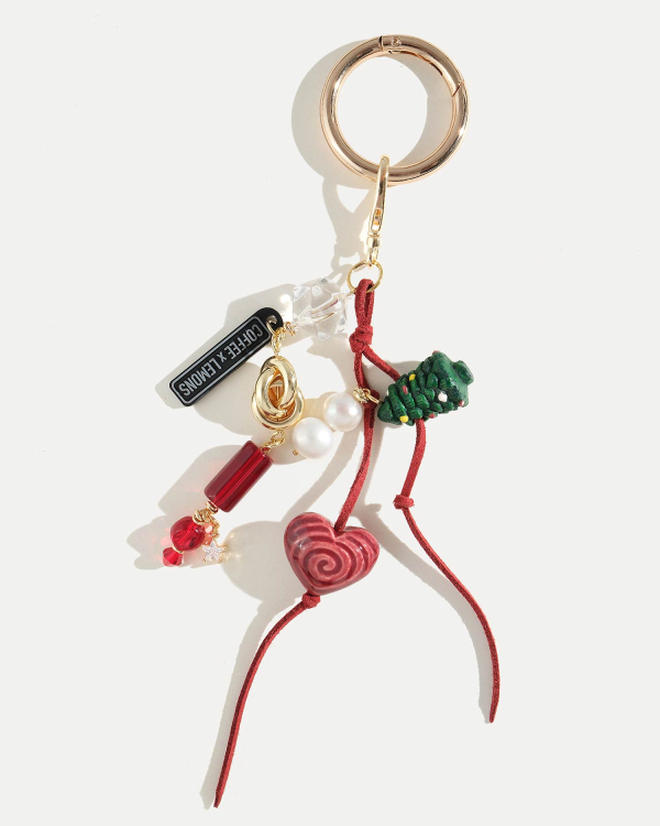 Новогодний брелок на красном шнуре для сумки с елкой и сердечком