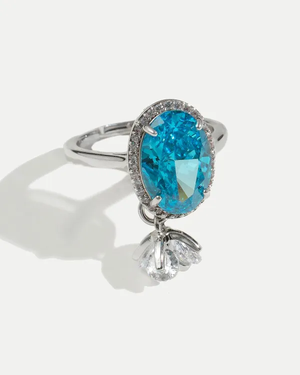 Кольцо BON SHINE BLUE крупным планом, овальный голубой камень в оправе с фианитами