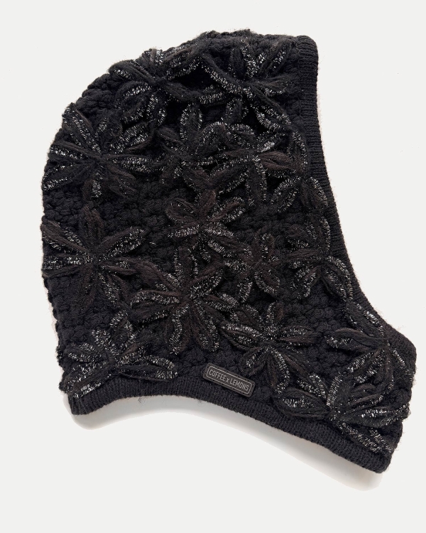 Черный чепчик ручной работы расшитый цветам