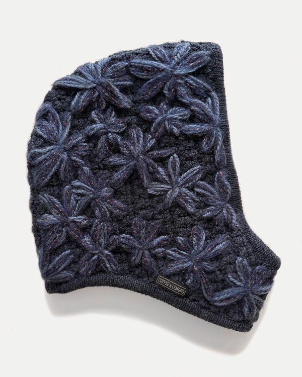 Синий чепчик ручной работы расшитый цветам