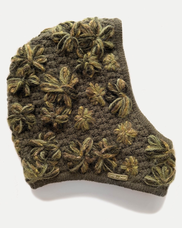 Зеленый чепчик ручной работы расшитый цветам