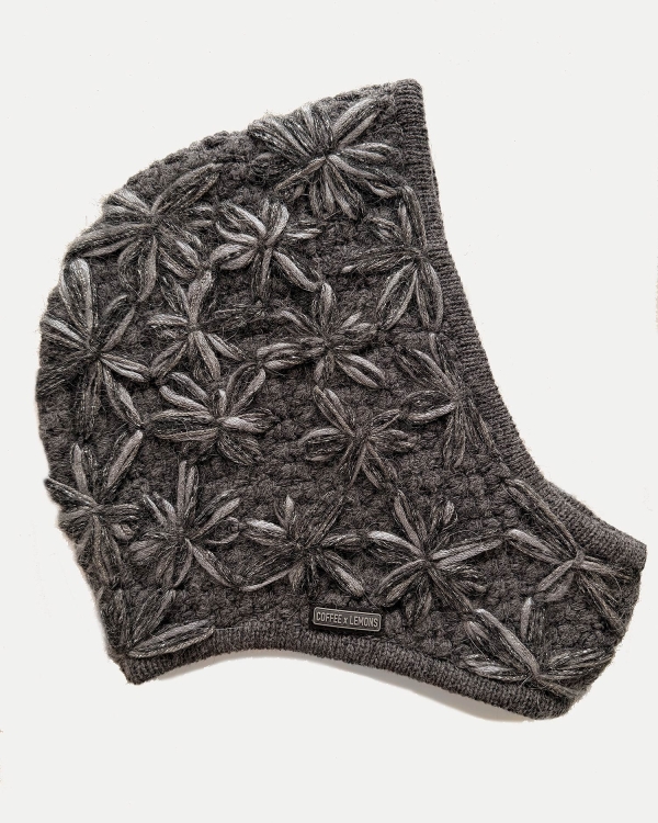 Серый чепчик ручной работы расшитый цветам