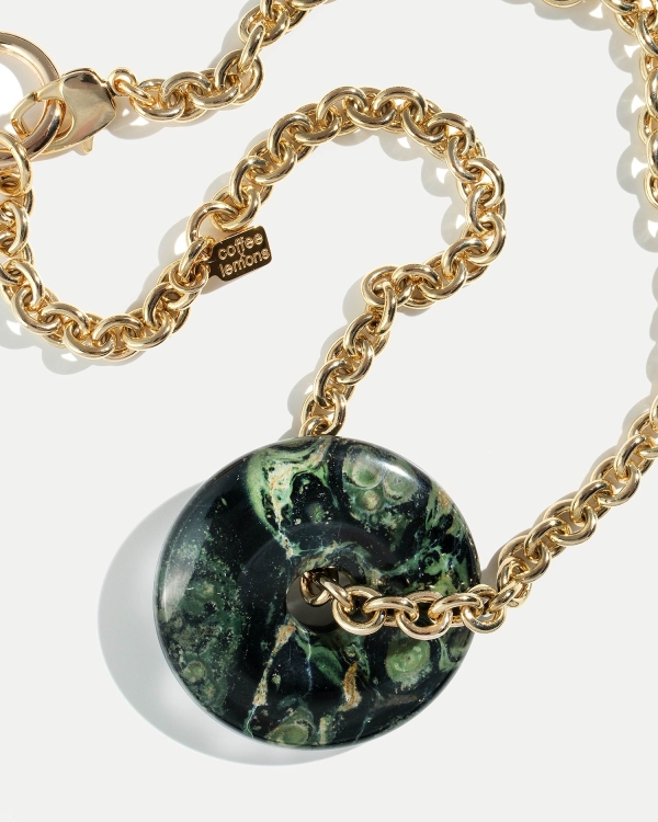 Дизайнерское колье с подвесом в виде диска из яшмы