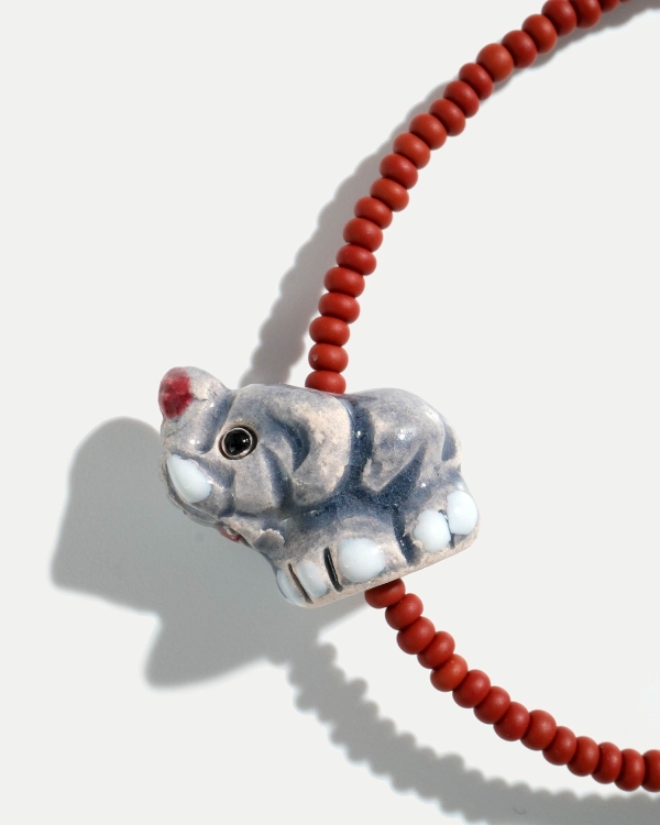 Браслет ручной работы из бисера с бусиной в виде слона