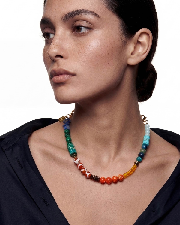 Яркое цветное крупное колье с разными бусинами
