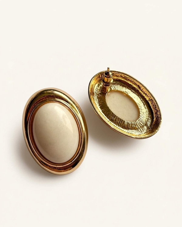 Серьги в стиле 80-х годов с молочным камнем