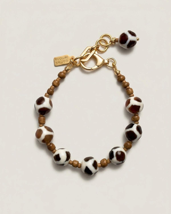 Бусины с принтом жирафа на браслете крупным планом