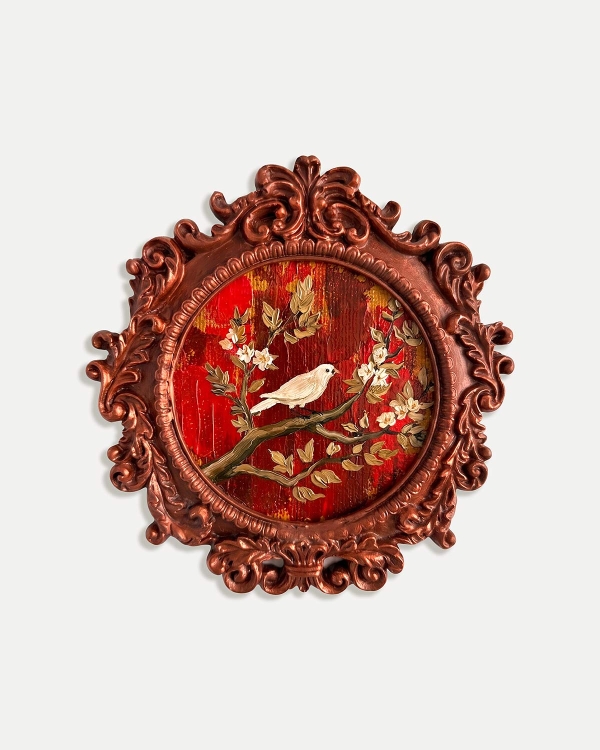 Картина в красных оттенках с белой птицей на цветущей ветви