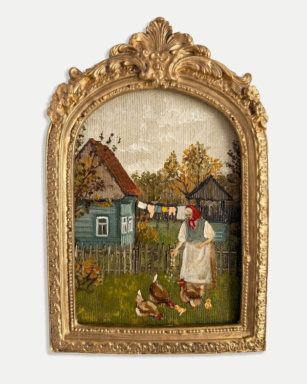 Картина маслом бабушка в деревне на фоне дома с колодцем