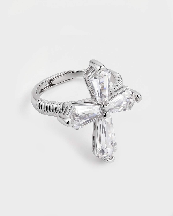 Серебристое кольцо в форме креста с с фианитами