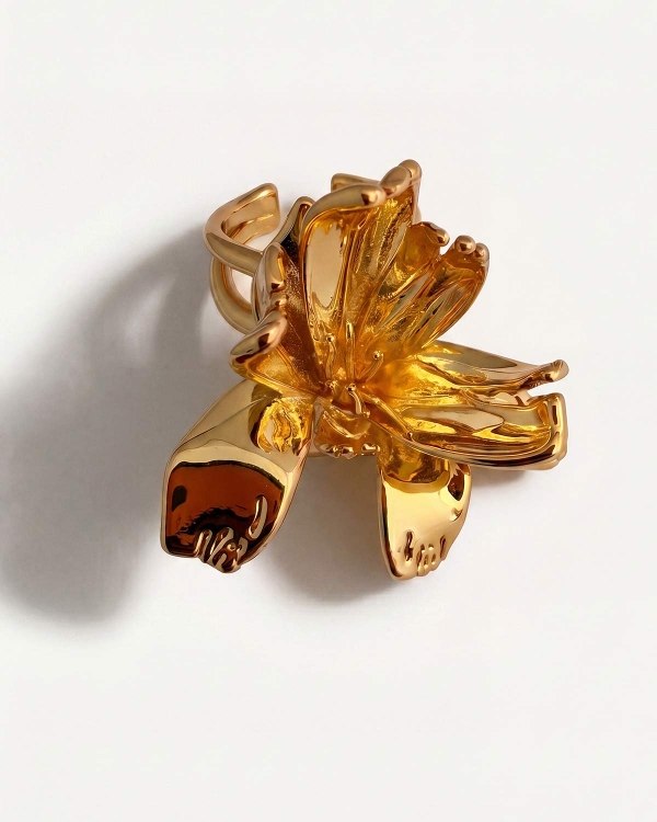 Кольцо золотого цвета в виде цветка Ириса