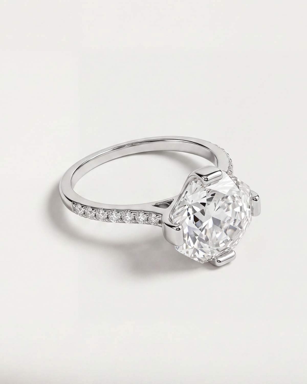 Серебристое кольцо с фианитом в форме розы