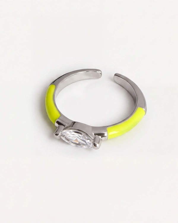 Серебристое кольцо из ювелирного с ярко-зеленой эмалью