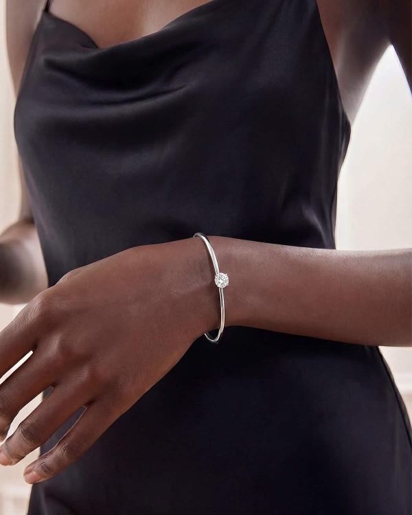 Серебристый минималистичный браслет с крупным фианитом