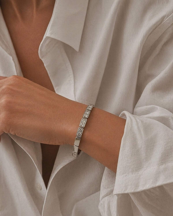 Серебристый браслет с камнями прямоугольной огранки