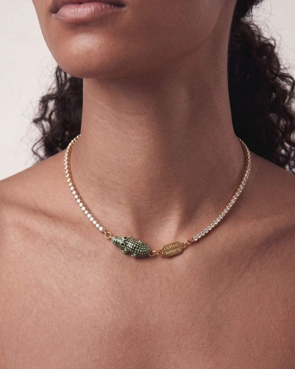 Золотое колье на теннисной цепи с бусиной крокодил