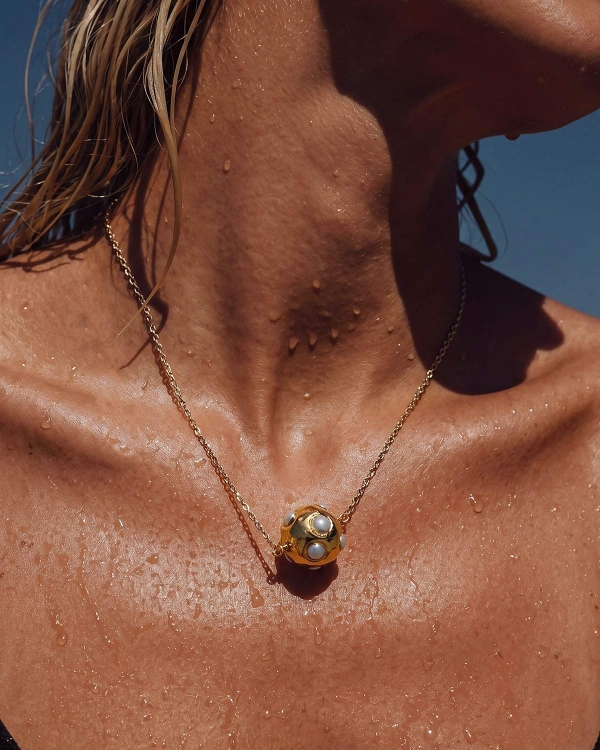 Колье с подвеской золотого шара 