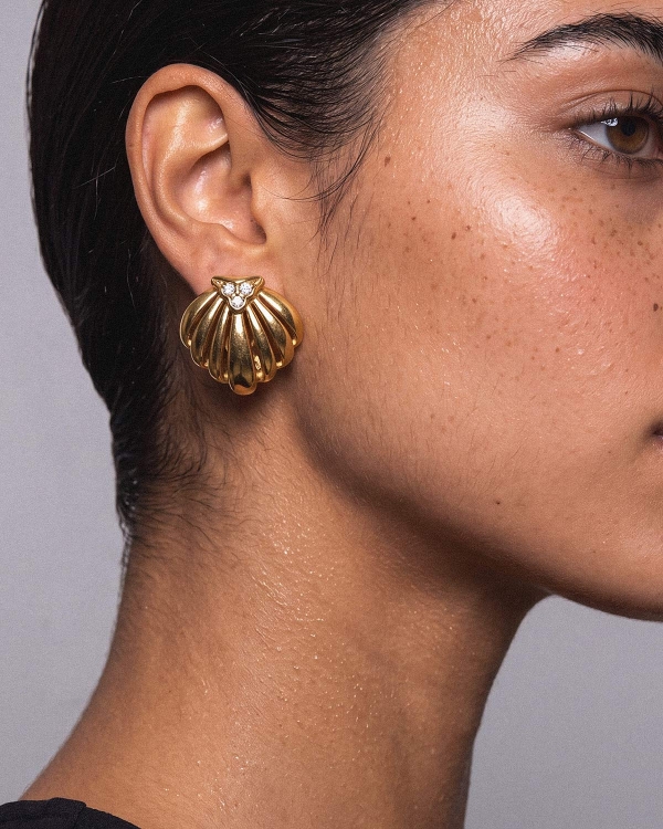 Золотистые винтажные клипсы выполнены в форме морских раковин 