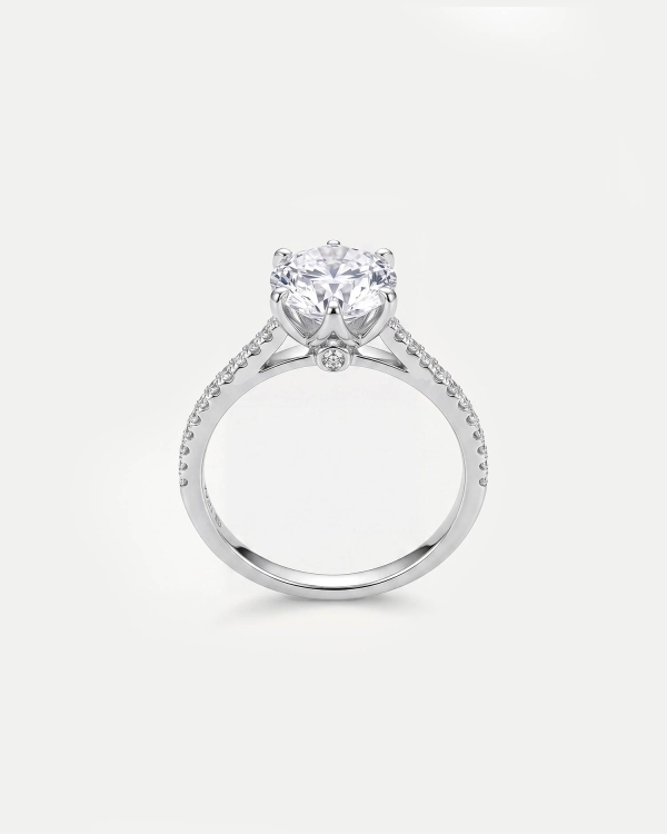 Серебристое кольцо с крупным камнем и дорожкой из фианитов