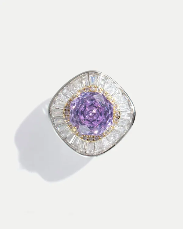 Серебристое кольцо с большим фиолетовым фианитом